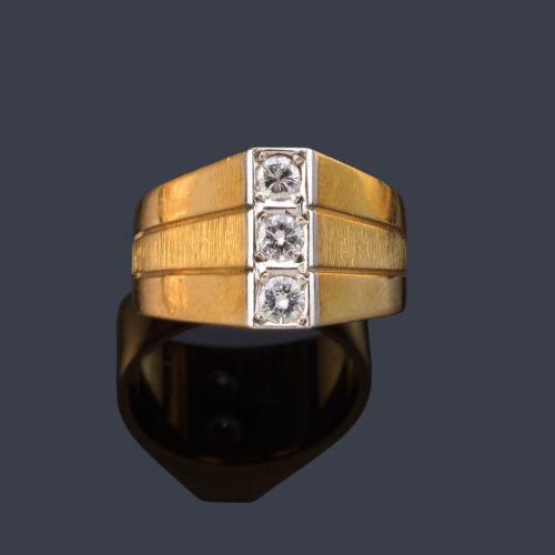 Anillo con tres brillantes en montura de oro amarillo de 18K.