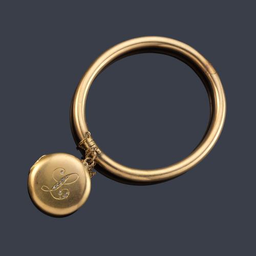 Pulsera rígida con colgante-guardapelo con motivo de 'L' con diamantes talla rosa e inscripción. Ppios S. XX.