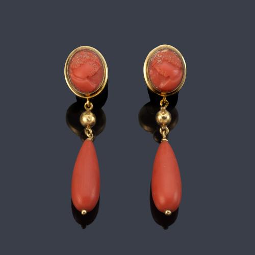 Pendientes largos con pareja de camafeos y chupones de coral en montura de oro amarillo de 18K.