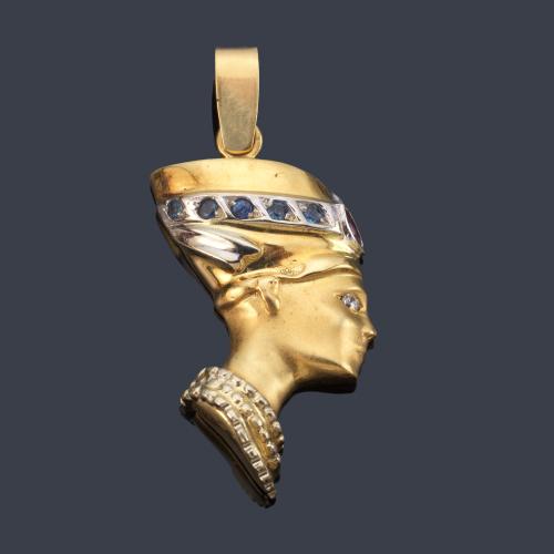 Colgante con el busto de Nefertiti decorado con zafiros en montura de oro amarillo de 18K.