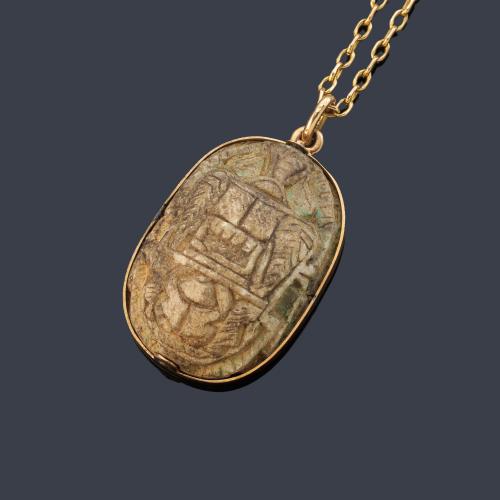 Cadena con colgante con motivos egipcios realizado en sepiolita.