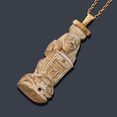 Colgante con Deidad Egipcia realizada en sepiolita tallada con cadena en oro amarillo de 18K.