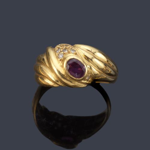 Anillo con rubí talla oval en montura gallonada de oro amarillo de 18K.