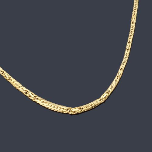 Collar con eslabón barbado en disminución realizado en oro amarillo de 18K.