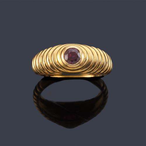 Anillo con rubí talla redonda en montura gallonada de oro amarillo de 18K.