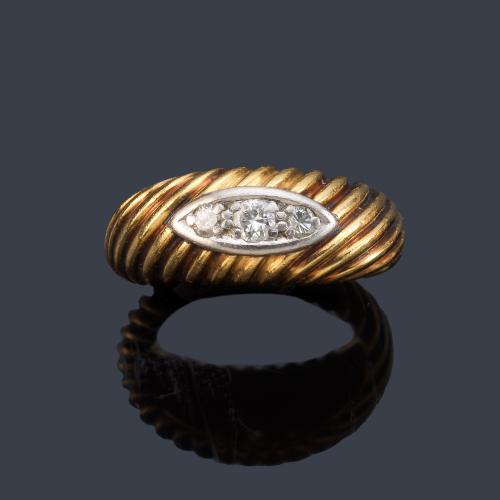 Anillo con tres brillantitos de aprox. 0,08 ct en total.