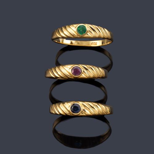 Tres anillos con rubí, esmeralda y zafiro talla redonda en montura de oro amarillo de 18K.