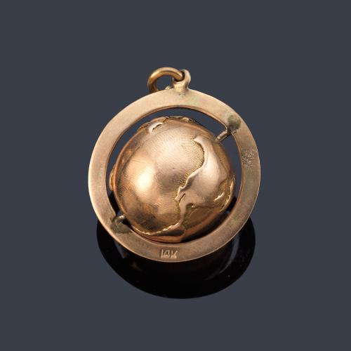 Colgante con motivo de bola del mundo con la inscripción 'El mundo en mis manos' en montura de oro amarillo de 14K.