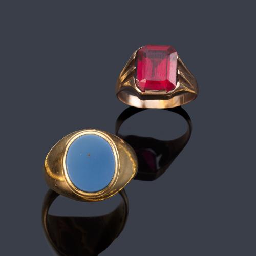 Dos anillos uno con rubí sintético en oro amarillo de 14K y un anillo con piedra dura en oro amarillo de 18K.