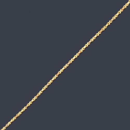 Cadena con motivos en oro tricolor mate y brillo de 18K.