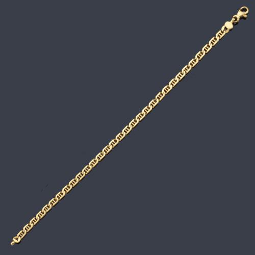 Pulsera con diseño de greca en oro amarillo de 18K.
