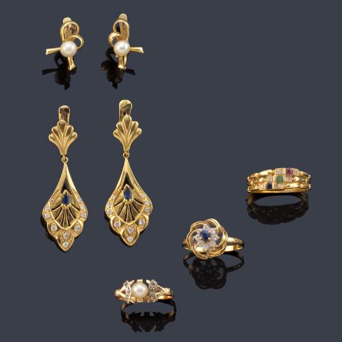 Lote compuesto por dos parejas de pendientes largos, uno con perlas y la otra pieza con piedras incoloras, y tres anillos con diferentes gemas de color.