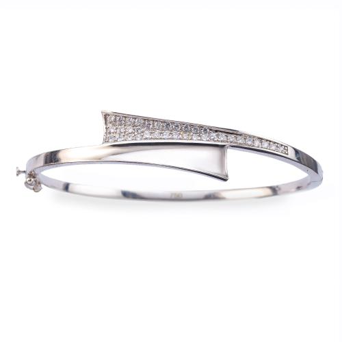 Pulsera contrapeada con pavé de piedras incoloras en montura de oro blanco de 18K.