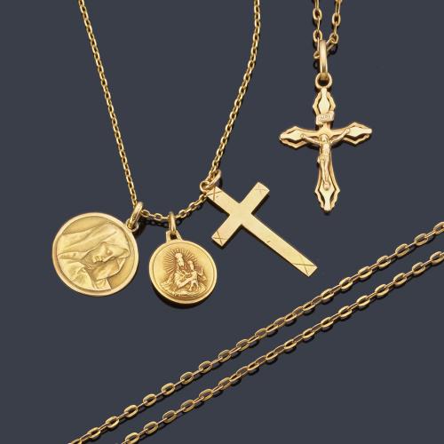 Lote compuesto por dos medallas devocionales, dos cruces y tres cadenas de oro amarillo de 18K.