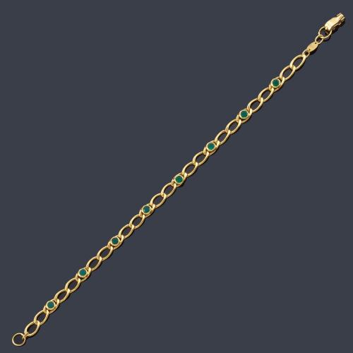 Pulsera con ocho crisoprasas talla redonda en montura de oro amarillo de 18K.
