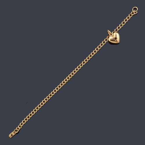 Pulsera con eslabones barbados con motivo colgante en forma de corazón y rubí central.