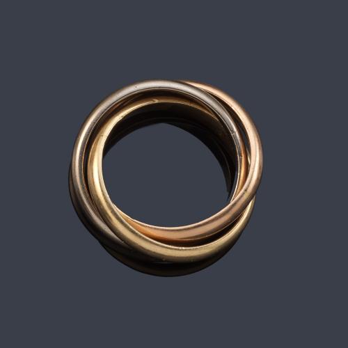 Triple alianza en oro blanco, amarillo y rosa de 18K.