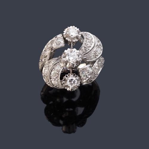 Anillo con diamantes talla brillante y 8/8 de aprox. 0,70 ct en total. Años '40.