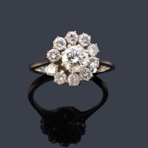 Anillo con diseño de rosetón con brillante central de aprox. 0,85 ct y orla de brillantes de aprox. 1,00 ct en total.