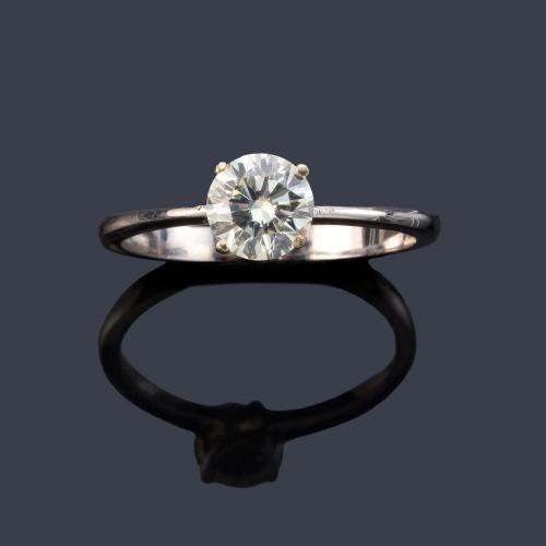 Solitario con brillante de aprox. 0,72 ct en montura de oro blanco de 18K.