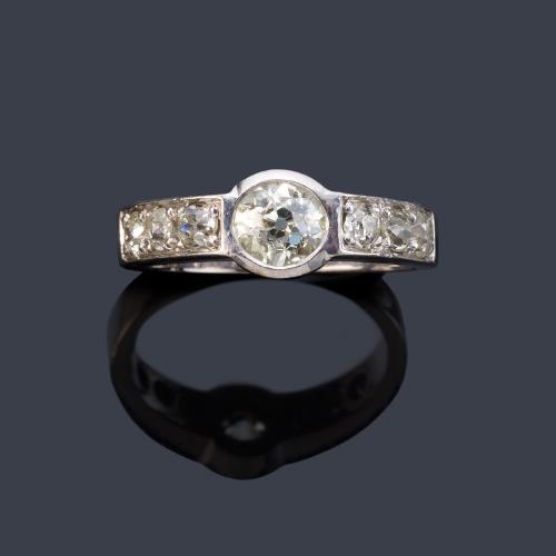 Anillo con diamantes talla antigua de aprox. 1,00 ct en total.