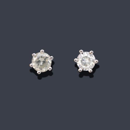 Dormilonas con pareja de brillantes de aprox. 0,36 ct y 0,40 ct respectivamente.