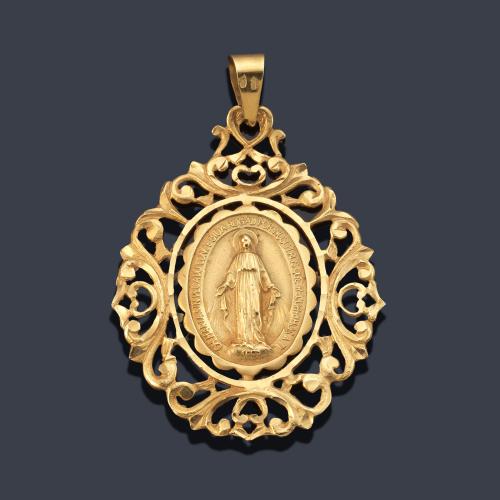 Medalla devocional con La Imagen de La Virgen Inmaculada enmarcado con motivos de roleos.