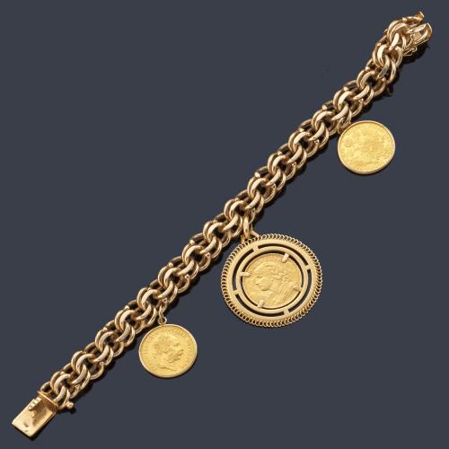 Pulsera con eslabones barbados con tres monedas de 22K.
