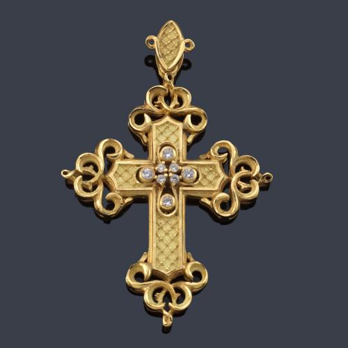 Cruz realizada en oro amarillo mate y brillo de 18K con centro de brillantes.