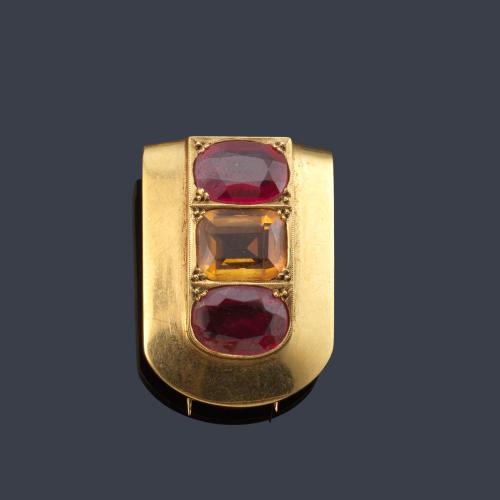 Broche retro con dos rubíes ovalados sintéticos y un cuarzo citrino en montura de oro amarillo de 18K. Años '40.