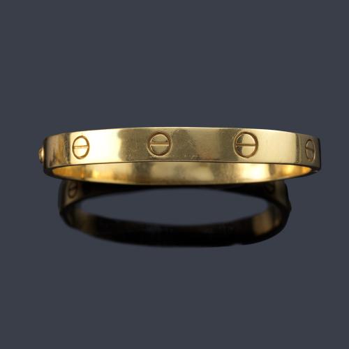 Pulsera rígida con detalles en forma de tornillo realizado en oro amarillo de 18K.