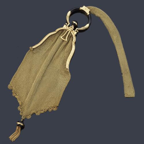 Bolso de cota de malla 'Art Decó' realizado en oro amarillo de 18K y esmalte negro. C. 1920.