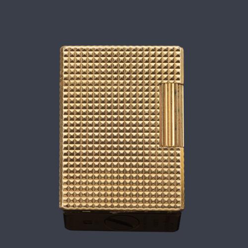 Mechero St. DUPONT dorado con decoración punta de diamante.