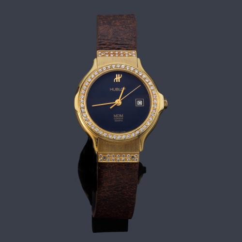HUBLOT Clásico de señora ref. 139 10 5 con caja en oro de 18 K con brillantes.