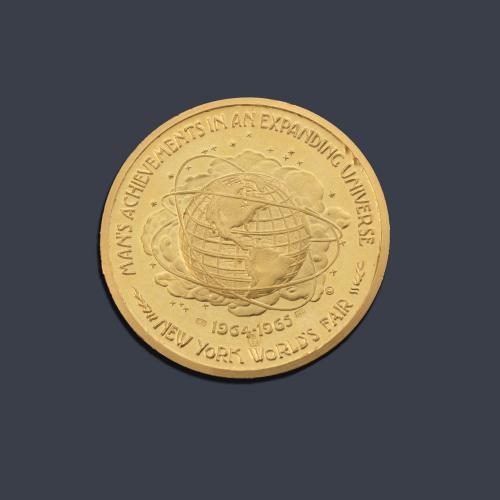 Moneda conmemorativa de los 300 años de la fundación de la ciudad de Nueva York en oro amarillo de 18 K.