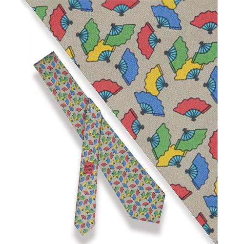 Corbata Hermés, abanicos sobre fondo gris.