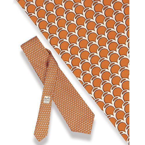 Corbata Hermès, arcos sobre fondo naranja.