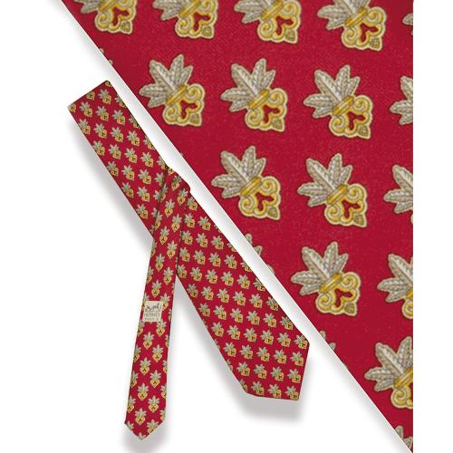Corbata Hermès, jarrones de plumas sobre fondo rojo