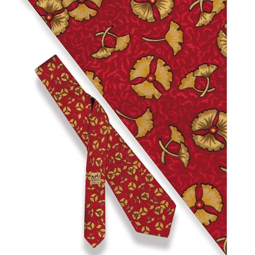 Corbata Hermès, flores sobre fondo rojo.