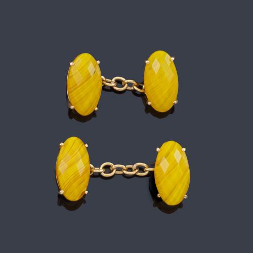 Gemelos con ágata facetada en montura de oro amarillo de 18K.