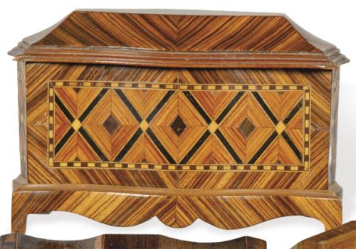 Caja con tapa poligonal de marquetería de palorosa y maderas frutales, Francia ff. S. XIX.