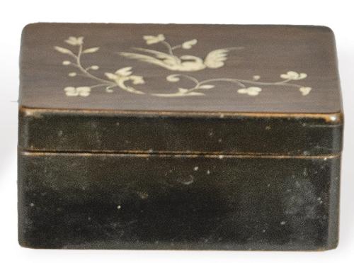 Pequeña caja francesa de palo santo y madera ebonizada, con incrustación de hueso en la tapa, S. XIX.