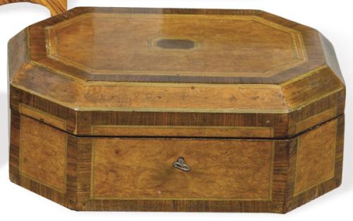 Caja poligonal de madera con marquetería de raíz,  palo de rosa y limoncillo Francia S. XIX