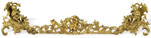 Frente de chimenea de bronce dorado formado por morillos con decoración de niños alimentando a un ave y frente con rocalla y amorcillo, Francia S. XIX.