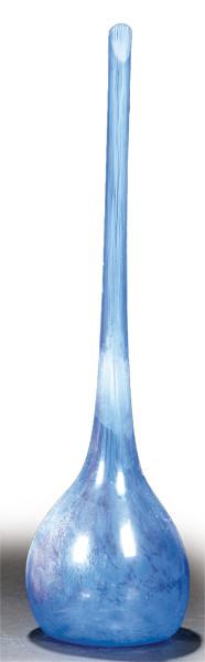 Jarrón de cuello largo de cristal de Murano azul.