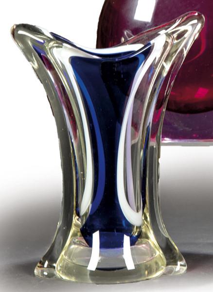 Jarrón de cristal de Murano transparente con decoración de manchas azul cobalto y blanco.