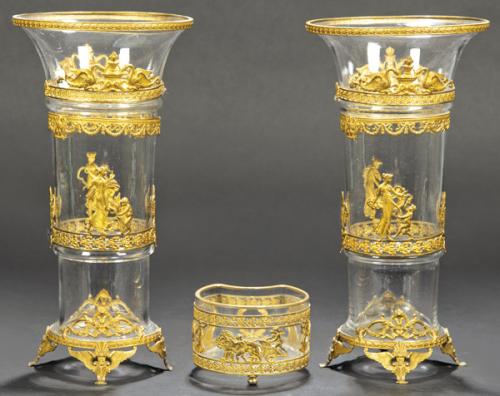 Pareja de jarrones y un recipiente de cristal y latón dorado, época de Napoleon III, Francia h. 1860.