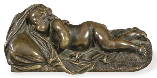 "Niñio Dormido Sujetando una Pera" pequeña escultura en bronce patinado, Francia S. XIX.