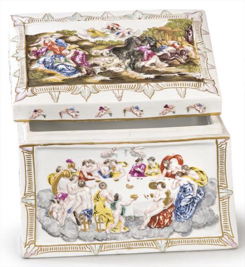 Caja en porcelana esmaltada de Capodimonte, con representación de escenas mitológicas. Nápoles, S. XIX