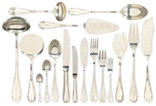 Cubertería de plata española punzonada Ley 925 de Espuñes con decoración de fasces encintados y pequeñas hojas. En su estuche.